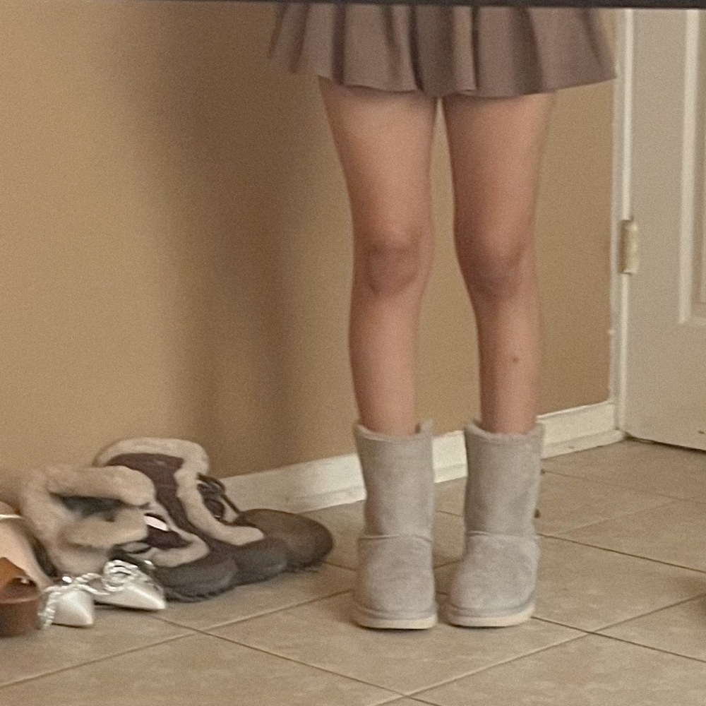 UGGS - Picture 3 of 4